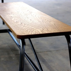 オーク無垢材のアイアンベンチ(木部:クリア/フレーム: 艶消し黒ウレタン塗装)