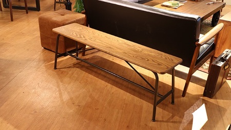 オーク無垢材のアイアンベンチ(木部:ダークブラウン/フレーム:艶消し黒ウレタン塗装)