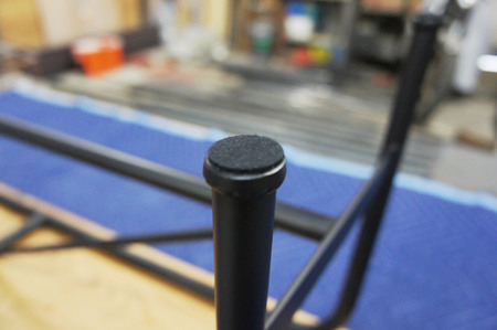 オーク無垢材のアイアンベンチ(木部:ダークブラウン/フレーム:艶消し黒ウレタン塗装)