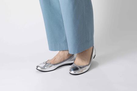 美脚に導く骨盤ケアシューズyui エナメル ライトシルバー【サイズ24.5cm】