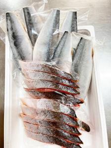 迷ったらコレ!!魚鶴商店の天然紅サケ1kg & 塩さばフィレ6枚セット