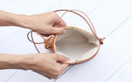 【ハンドメイド】鹿革で作ったシンプルデザインのポシェット ハンドメイド 手作り かばん カバン ポシェット 【yco002】