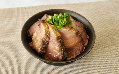 炙り ブリ 鰤炎＜ぶえん＞ 600g(２～３ピース) 新感覚！ 魚を肉のように食べる！ 特製じゃばらダレ漬け / 鰤 ぶりタタキ タタキ 刺身 さしみ 魚 海鮮 魚貝 丼 おかず カルパッチョ 漬け 切身 グルメ 冷凍 養殖 串本町 和歌山県【mrh001】 