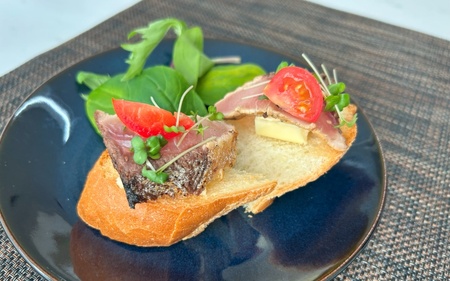 炙り ブリ 鰤炎＜ぶえん＞ 600g(２～３ピース) 新感覚！ 魚を肉のように食べる！ 特製じゃばらダレ漬け / 鰤 ぶりタタキ タタキ 刺身 さしみ 魚 海鮮 魚貝 丼 おかず カルパッチョ 漬け 切身 グルメ 冷凍 養殖 串本町 和歌山県【mrh001】 