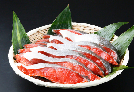 【天然鮭使用】大ボリューム！こだわり仕込の天然紅サケ切身 約1kg（約9切れ～11切れ） / 鮭 シャケ 魚 切り身 焼き魚 ご飯のおとも おかず おつまみ【uot715C】