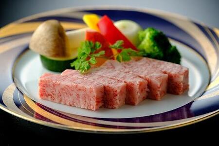 三朝温泉 万翆楼 ハイグレード 和室ペア宿泊券（1泊2食付き）【GW、お盆、年末年始等ご利用不可日有】