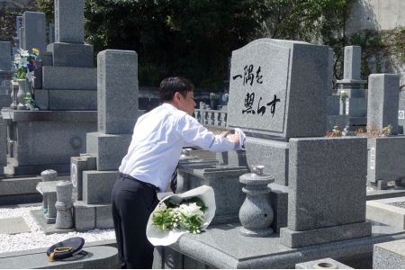 【浜田市内限定】お墓参り代行サービス（1回）仏花【生花】・写真入り報告書付き お墓参り 代行 代行サービス 報告書 付き 浜田市 お盆 お彼岸 【158_1931】