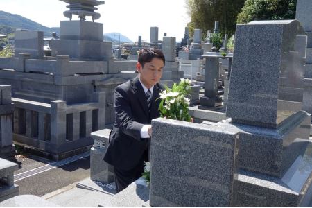 【浜田市内限定】お墓参り代行サービス（1回）仏花【生花】・写真入り報告書付き お墓参り 代行 代行サービス 報告書 付き 浜田市 お盆 お彼岸 【158_1931】