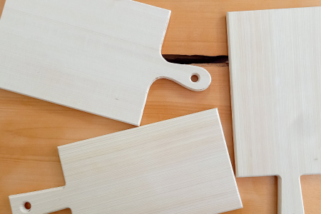 《取っ手付き》高級木材ベイヒバのまな板 1枚【まな板 1枚 天然木 手作り 取っ手 ベイヒバ ヒバ ひば 高級 抗菌 殺菌 防湿 防虫 木工雑貨 まないた キッチン 木製 シンプル ナチュラル ウッド 家庭用 贈答用 ギフト 母の日 父の日 島根県 大田市】