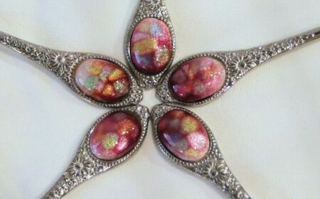 七宝焼きのティースプーン（ピンク系）【ティースプーン 5本 手作り スプーン コーヒー 紅茶 キッチン おしゃれ きれい ティータイム 記念品 ギフト プレゼント 贈り物 島根県 安来市】