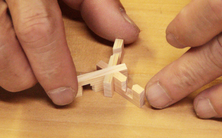 亀甲丸籠組照明用傘 小 ［髙島屋選定品］【組子細工 伝統技法 オブジェ 伝統 木製 檜 ヒノキ インテリア おしゃれ 球体 繊細 お祝い プレゼント ギフト 贈り物 ご自宅用 島根県 安来市】