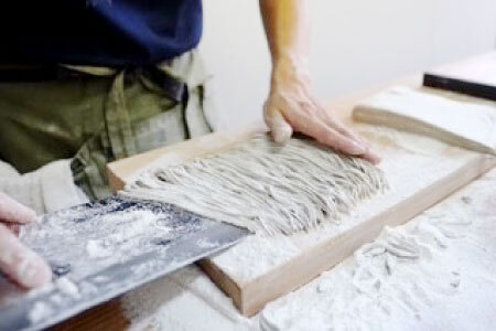 高原そば壱心　手打ち生そば4食セット【生そば 4人前 そばつゆ付き セット 蕎麦 玄そば 出雲そば そば 国産 無添加 手打ち 打ち立て 冷蔵配送 自家製 石臼挽き こだわり 人気 生麺 麺類 和食 食品 健康 美容 季節限定】