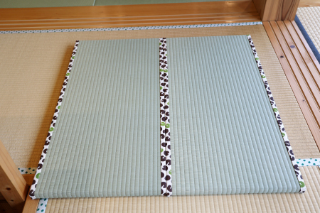 4分の1サイズの畳 コーヒー豆柄【畳 たたみ おしゃれ コンパクト 置き畳 壁掛け インテリア 数量限定 国産天然素材 和モダン 和風 和インテイリア 家具 マット 吸湿作用 ベビー T1/4=T-Quarter】