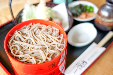 自家製粉手打ち急速冷凍生そば　5人前【生そば 5人前 そばつゆ付き セット 蕎麦 玄そば 出雲そば そば 国産 無添加 手打ち 打ち立て 冷凍配送 自家製 石臼挽き こだわり 人気 生麺 麺類 和食 食品 健康 美容 】