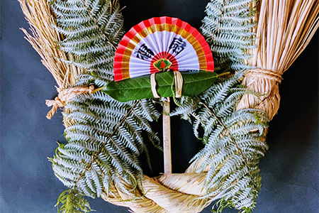 【年末発送】しめ縄〈玉飾り〉と鏡餅〈添加物不使用〉、葉付きみかんと敷紙のお正月セットB【1211278】