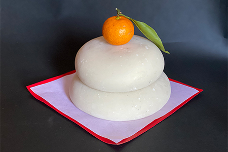 【年末発送】しめ縄〈玉飾り〉と鏡餅〈添加物不使用〉、葉付きみかんと敷紙のお正月セットB【1211278】