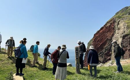 【隠岐世界ユネスコジオパーク】ガイド付き知夫里島ハイキングツアー ｜体験1回｜2名様分 観光 旅行 絶景 自然 赤壁 赤ハゲ山 海 知夫里島 離島 牛 たぬき 崖