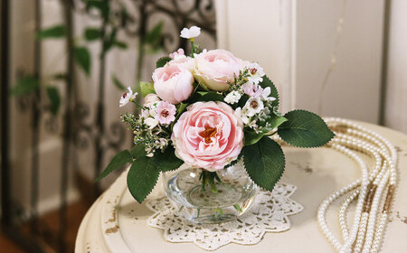 水替え不要!!桜色ローズとグリーン ガラス花瓶付きアレンジ（クリアBOX入り）光触媒加工付き【ハンドメイド アーティフィシャルフラワー 造花 ローズ 花瓶 お花 花 岡山県 倉敷市 おすすめ 人気】