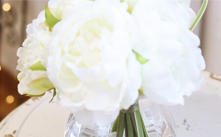 空気をキレイに♪水換え不要!!ピオニー（芍薬）の花瓶に入った花束：white