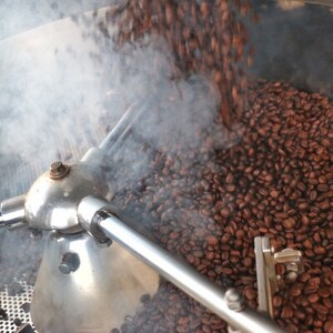 濃厚な甘味と香ばしい珈琲200g粉とコーヒーの焙煎機で煎ったアーモンド90g【1410041】