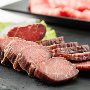 津山名物・山本精肉店の【なぎビーフ】干し肉(約200g)と牛すき焼き(ロース・500g)【配送不可地域：離島】【1418969】