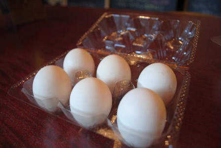 【11月~3月限定・牛乳】平飼い烏骨鶏卵6個 モッツァレラチーズ100g×2 ストリングチーズ50g×2