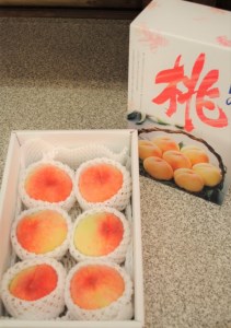 草間台の朝採れ白桃1箱 約3kg 8玉 【先行予約 7月下旬から発送】