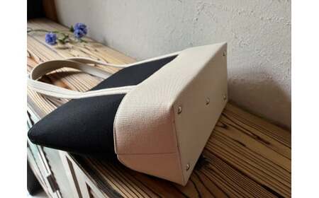 【 AKIRA オリジナル】【 マツコの知らない世界 で紹介されました！】 中型レディストートバッグ ショルダータイプ 黒×ライトベージュ 軽量 軽い 日本製 キャンバス 帆布 横型 肩掛け 通勤 通学 大容量 上質 カジュアル オシャレ レディース カバン 鞄 バック