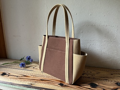 【 AKIRA オリジナル】【 マツコの知らない世界 で紹介されました!】 中型レディストートバッグ ダブルポケット ダークブラウン帆布×ベージュ 軽量 軽い 日本製 キャンバス 帆布 横型 肩掛け 通勤 通学 大容量 上質 カジュアル オシャレ レディース カバン 鞄 バック