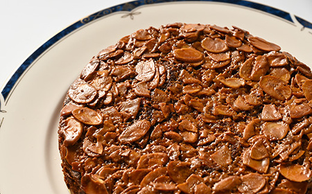 (15cmホールケーキ)アーモンドキャラメルチョコケーキ【思いやり返礼品】