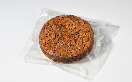 (15cmホールケーキ)アーモンドキャラメルチョコケーキ【思いやり返礼品】