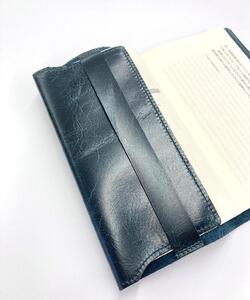 革工房いんのしま シワが楽しめる牛革ブックカバー新書本サイズ(色：紺)