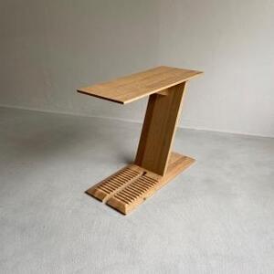 ナラ無垢材で造られたサイドテーブル（ブックスタンドとしても使用可
