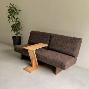 ナラ無垢材で造られたサイドテーブル(ブックスタンドとしても使用可)