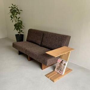 ナラ無垢材で造られたサイドテーブル(ブックスタンドとしても使用可)