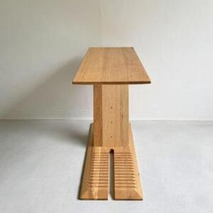 ナラ無垢材で造られたサイドテーブル(ブックスタンドとしても使用可)