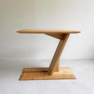 ナラ無垢材で造られたサイドテーブル(ブックスタンドとしても使用可)