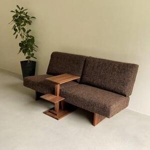 ウォールナット無垢材で造られたサイドテーブル（便利な中棚付）