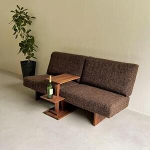 ウォールナット無垢材で造られたサイドテーブル（便利な中棚付）