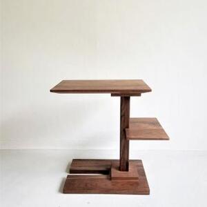ウォールナット無垢材で造られたサイドテーブル（便利な中棚付）