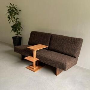 ブラックチェリー無垢材で造られたサイドテーブル（便利な中棚付）