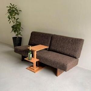 ブラックチェリー無垢材で造られたサイドテーブル（便利な中棚付）