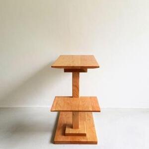 ブラックチェリー無垢材で造られたサイドテーブル（便利な中棚付）
