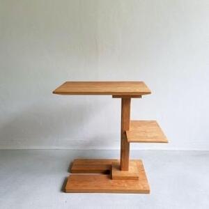 ブラックチェリー無垢材で造られたサイドテーブル（便利な中棚付）