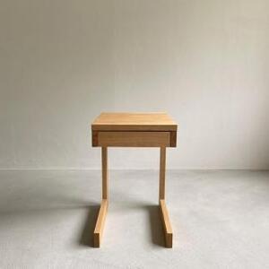 ふるさと納税 ナラ無垢材で造られたサイドテーブル（ブックスタンド