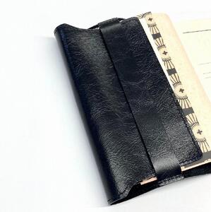 革工房いんのしまシワが楽しめる牛革ブックカバー文庫本サイズ(色:ブラック)