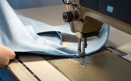 デニム加工職人の手仕事から生まれた『デニムループ クッション』(Ｃ淡色切り替え) [BADK004]