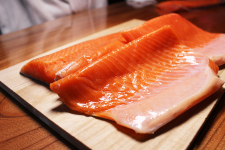 広島レモンサーモン フィーレ 700g (半身 皮あり おろし身) ｜国産 広島県産 冷凍 刺身 生食用 大容量 ふるさと納税 鮭 サケ さけ 魚 瀬戸内海 骨抜き 皮付き フルーツ魚 阿多田島 高級 ランキング 人気 [1837]