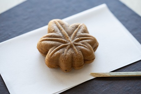 宮島満喫セット　もみじまんじゅう（こしあん８個）と牡蠣せんべい（１２枚）