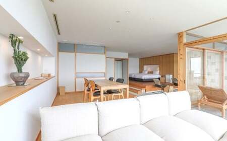 【温泉総選挙2025 絶景部門 全国1位】島のワインを島のホテルで。清風館のデラックスルーム宿泊券(2名様) / 夕食時に島のワインを味わえるプラン